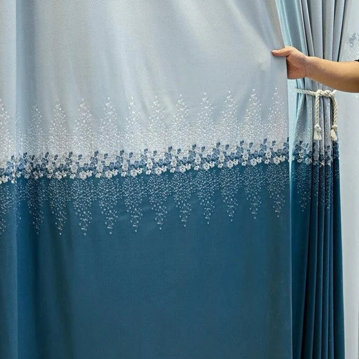 Rideau élégant bleu avec motifs floraux blancs, idéal pour ajouter une touche de sophistication et de modernité à votre salon ou chambre. Ce modèle raffiné crée une ambiance douce et apaisante, parfait pour embellir vos fenêtres tout en préservant votre intimité. Accessoire déco incontournable pour un intérieur harmonieux.