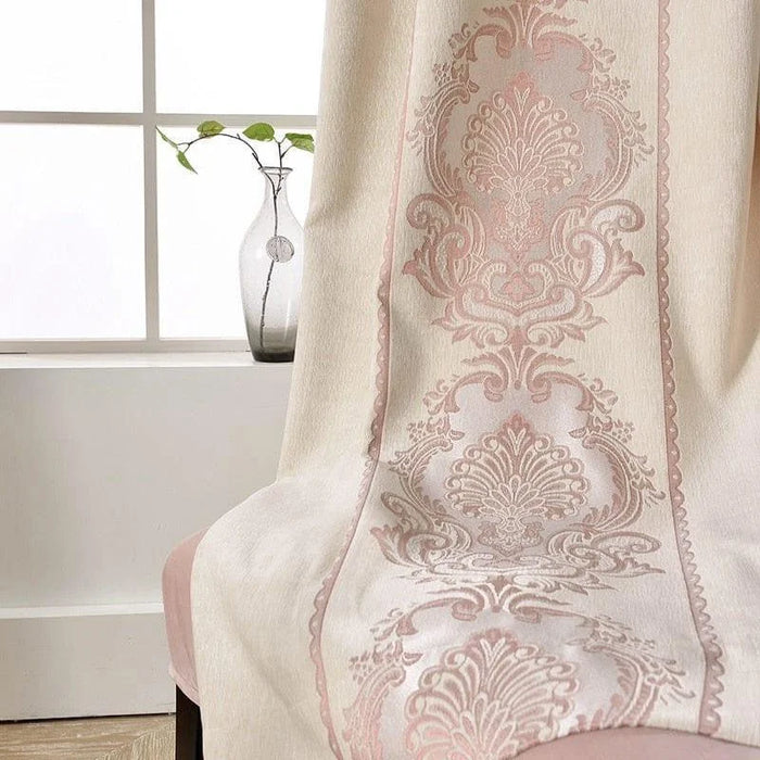 Rideau élégant avec motif floral en relief, idéal pour sublimer la décoration intérieure d'un salon ou d'une chambre. Son design raffiné ajoute une touche de sophistication à tout espace, permettant de créer une ambiance chaleureuse et accueillante. Parfait pour les amateurs de décoration intérieure recherchant style et élégance.