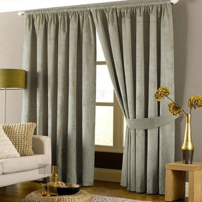 Rideaux élégants gris pour salon moderne, apportant une touche sophistiquée et épurée à la décoration intérieure. Accessoire idéal pour contrôler la luminosité et ajouter une ambiance chaleureuse et accueillante à votre espace de vie.