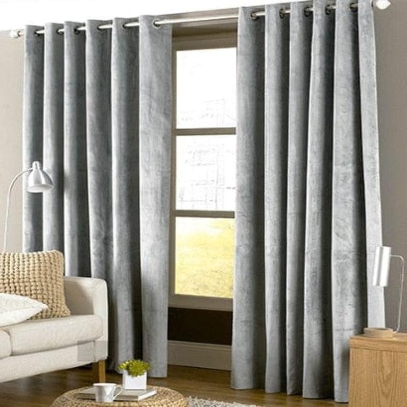 Rideaux gris élégants pour salon moderne, apportant une touche de sophistication à votre intérieur. Idéal pour réguler la luminosité et ajouter une ambiance chaleureuse à votre pièce. Accessoire indispensable pour un aménagement harmonieux et contemporain.