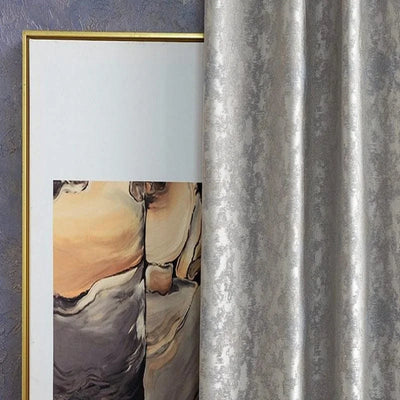 Rideau élégant argenté avec motif texturé, idéal pour ajouter une touche de sophistication à votre décoration intérieure. Parfait pour les salons modernes ou les chambres à coucher, ce rideau transforme instantanément l'ambiance de la pièce avec son style raffiné et contemporain.