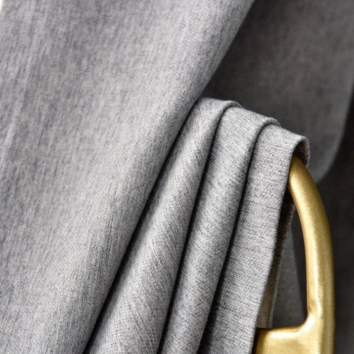 Pantalon élégant gris pour homme, idéal pour un style professionnel ou décontracté, avec un design moderne et des finitions soignées. Accessoire parfait pour compléter votre garde-robe avec goût et sophistication.