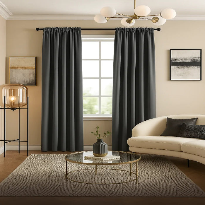 Rideau gris foncé de 270 cm de hauteur installé dans un salon élégant aux murs beige clair, avec canapé crème, tapis graphique et table basse en verre doré.