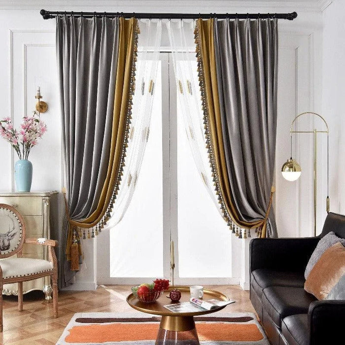 Paire de rideaux élégants dans un salon moderne avec canapé noir, table basse dorée et éclairage élégant. Les rideaux gris et dorés encadrent une fenêtre lumineuse, ajoutant une touche de sophistication à l'intérieur. Décoration chic avec des fleurs dans un vase bleu et une ambiance chaleureuse et accueillante. Parfait pour l'amélioration de votre espace de vie.