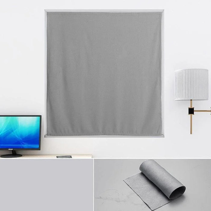 Store roulant gris moderne pour fenêtre, idéal pour filtrer la lumière et ajouter une touche élégante à votre intérieur moderne. Parfait pour les bureaux et les salons, ce store garantit la confidentialité tout en s'intégrant harmonieusement à votre décoration. Facile à installer, il s'adapte à différents types de fenêtres pour un confort visuel optimal.