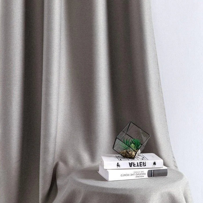 Rideau élégant et moderne dans un intérieur minimaliste, accompagné de livres et d'une décoration tendance, parfait pour sublimer votre salon ou chambre avec une touche contemporaine.
