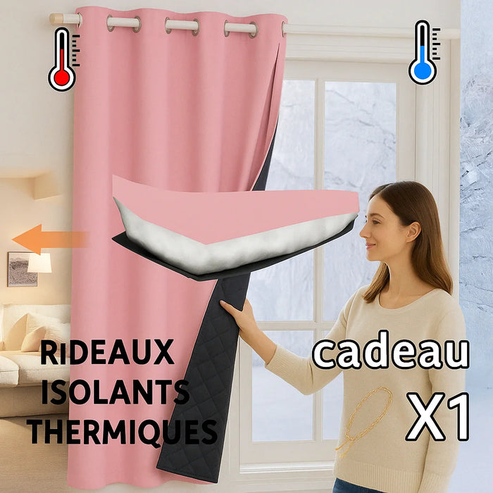 Femme tenant un rideau isolant thermique rose avec doublure noire matelassée, illustrant l’effet de barrière contre le froid extérieur et la chaleur intérieure, accompagné d’un cadeau de cordelette de maintien.