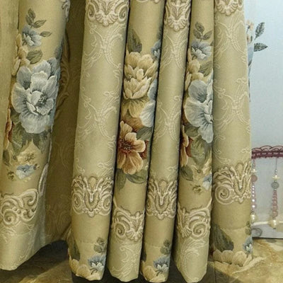 Rideaux élégants avec motifs floraux classiques, idéaux pour apporter une touche de sophistication et de style à votre intérieur. Parfait pour les salons, chambres ou salles à manger nécessitant une décoration raffinée. Leur design orné de fleurs aux couleurs douces crée une atmosphère chaleureuse et accueillante. Ces rideaux constituent un choix parfait pour ceux qui apprécient l'élégance intemporelle.