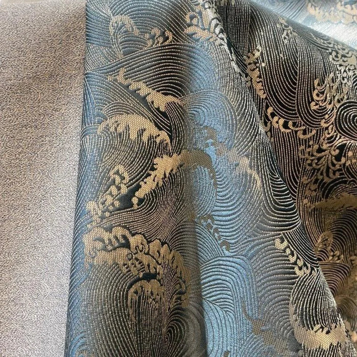 Tissu élégant avec motifs ondulés harmonieux en doré et noir, idéal pour la décoration intérieure raffinée. Design sophistiqué ajoutant une touche artistique à tout espace de vie. Parfait pour confectionner des rideaux luxueux ou des vêtements haute couture.