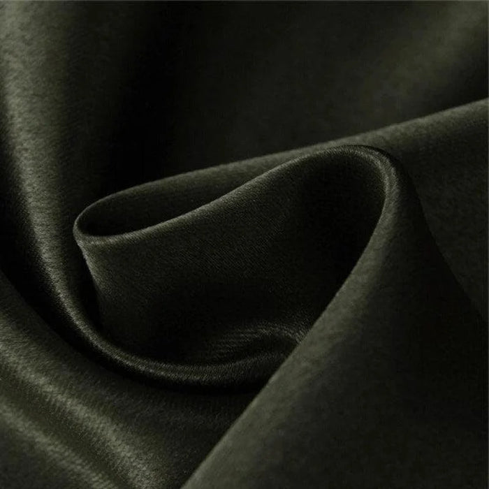 Tissu élégant et doux de couleur noire, idéal pour la confection de vêtements chics ou de décorations d'intérieur. Le drapé fluide ajoute une touche de sophistication à vos créations, parfait pour les tenues de soirée ou la décoration raffinée.