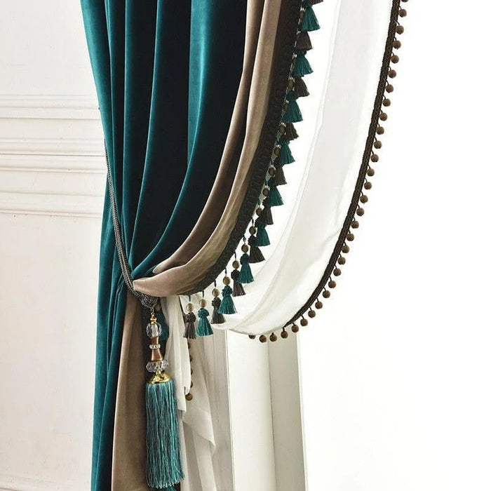 Rideaux élégants ornés de pompons et de glands, combinaison de couleurs bleu canard et beige créant une atmosphère sophistiquée. Accessoire idéal pour sublimer la décoration intérieure d’un salon ou d’une chambre, apportant une touche de raffinement et d'élégance.