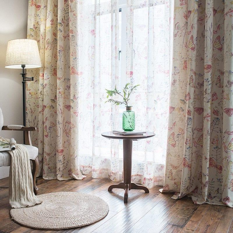 Rideaux élégants avec motifs papillons, idéaux pour apporter une touche de fraîcheur et de style à votre salon. Transformez votre espace de vie avec ces voilages subtils et décoratifs, parfaits pour filtrer la lumière tout en maintenant une ambiance lumineuse et accueillante. Complétez votre décoration intérieure grâce à ce design raffiné, et ajoutez une touche de nature et de couleur à votre pièce.