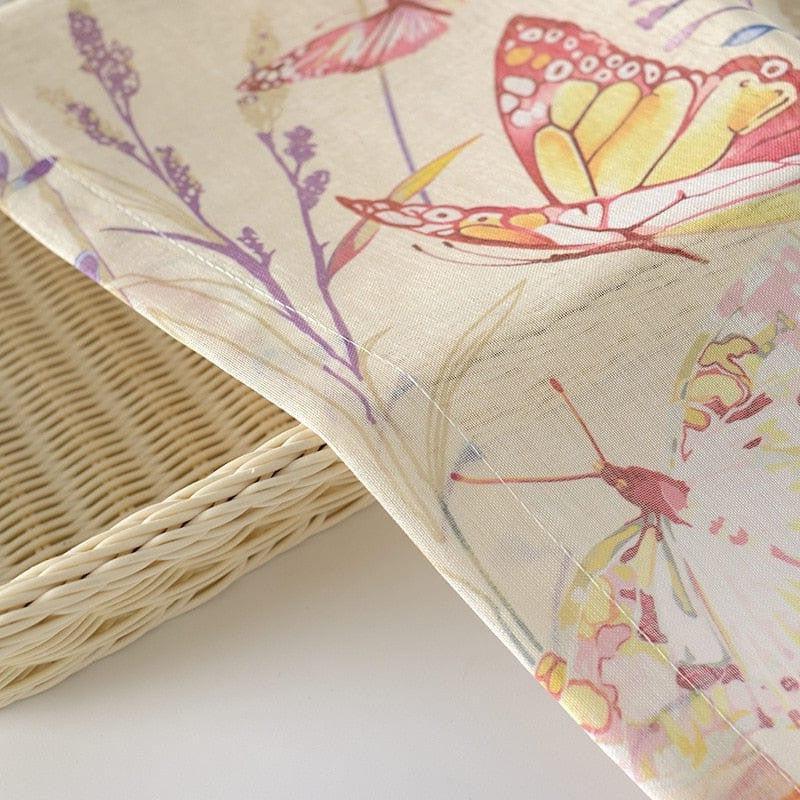 Voile décoratif avec motifs de papillons colorés, idéal pour apporter une touche printanière et élégante à la décoration intérieure. Adapté aux espaces de vie, il crée une ambiance douce et accueillante. Parfait pour les fenêtres ou en séparation légère dans la maison.