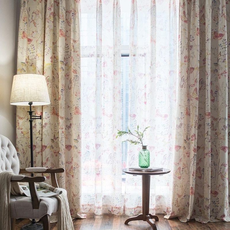 Rideaux élégants à motifs fleuris dans un salon lumineux. Aménagez votre espace avec style grâce à ces rideaux décoratifs qui ajoutent une touche de sophistication et de douceur. Parfait pour un intérieur chaleureux et accueillant. Profitez d'une ambiance apaisante tout en contrôlant la lumière naturelle.