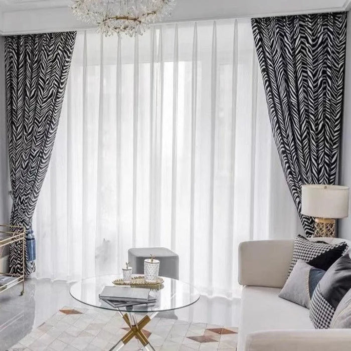 Salle de séjour élégante avec rideaux à motifs zébrés, table basse en verre, canapé moderne et décoration lumineuse. Idéal pour un intérieur contemporain et sophistiqué. Parfait pour ajouter une touche de style unique à votre espace de vie.