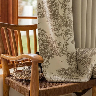 rideau floral motif arbre beige classique plissé tringle opacité tissu texturé decoration chambre