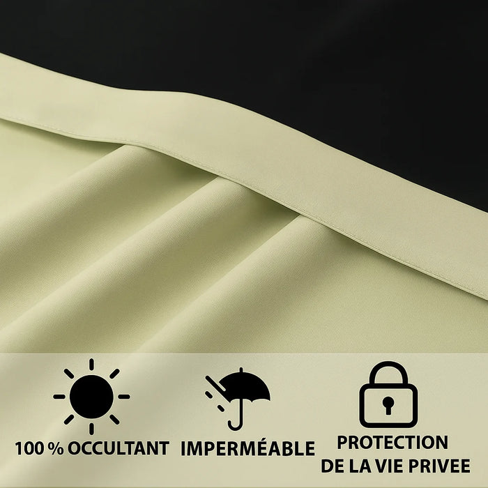 Gros plan sur un rideau beige doublé de noir, avec pictogrammes indiquant ses propriétés : 100 % occultant, imperméable et protection de la vie privée.