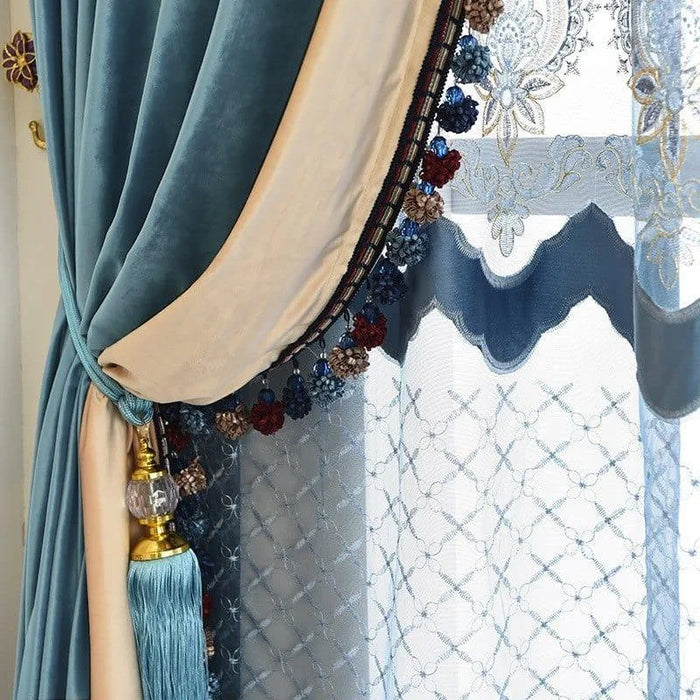 Rideaux élégants en bleu avec détails décoratifs, parfaits pour ajouter une touche de sophistication à votre intérieur. Conception avec pompons multicolores et motif floral raffiné sur le voile, idéal pour le salon ou la chambre à coucher. Set de rideaux prêt à poser.