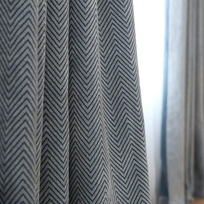Rideau élégant avec motif chevron bleu et blanc, ajoutant une touche moderne et sophistiquée à tout intérieur. Parfait pour la décoration de salons, chambres ou bureaux, offrant à la fois intimité et style. Adapté pour divers styles de décoration, du contemporain au classique.