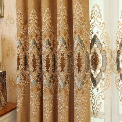 Rideaux élégants avec un design brodé sophistiqué, idéal pour ajouter une touche de raffinement à votre intérieur. Motifs floraux et arabesques parfaits pour une décoration classique et luxueuse de salon ou chambre à coucher. Ces rideaux offrent une esthétique riche et élégante, apportant à votre espace une atmosphère chaleureuse et accueillante. Solution idéale pour personnaliser votre espace avec charme et style.