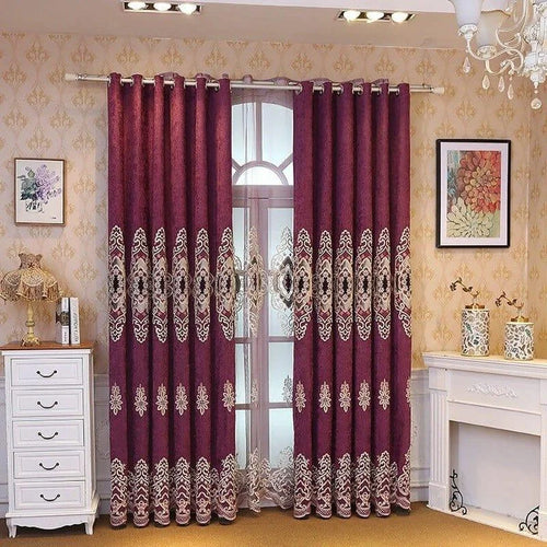 Rideaux élégants avec motifs brodés, habillant parfaitement une fenêtre de salon. Décoration intérieure raffinée avec meubles classiques et accessoires décoratifs assortis. Idéals pour ajouter une touche de sophistication et de charme à votre pièce.