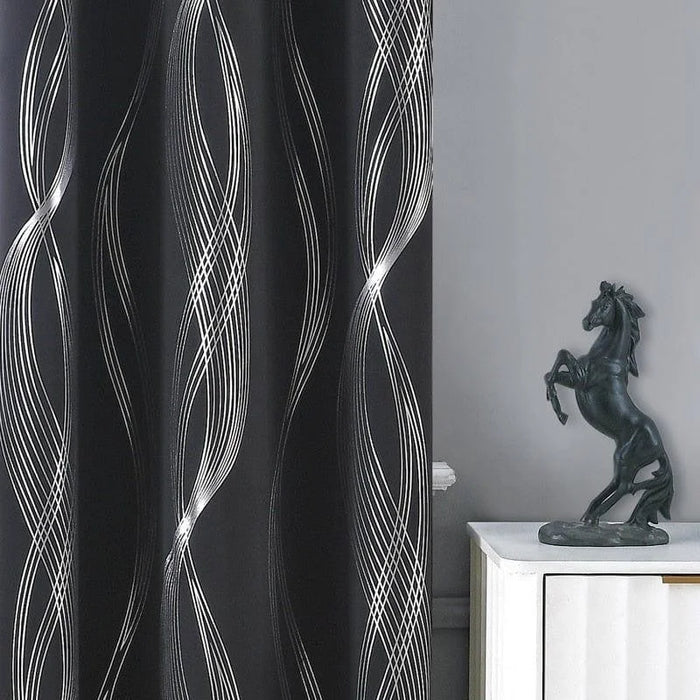 Rideau moderne noir avec motifs ondulés blancs, tendance décoration intérieure, idéal pour salon ou chambre. Ambiance élégante et sophistiquée, contraste avec les murs clairs pour un style contemporain.