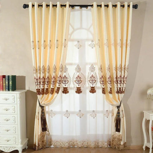 Rideaux élégants avec motifs floraux brodés, ornés de détails raffinés, parfaits pour ajouter une touche sophistiquée à votre salon. Idéal pour filtrer la lumière tout en préservant l'intimité, ces rideaux s'intègrent facilement dans une décoration classique ou contemporaine. Accessoire décoratif essentiel pour habiller vos fenêtres avec style.