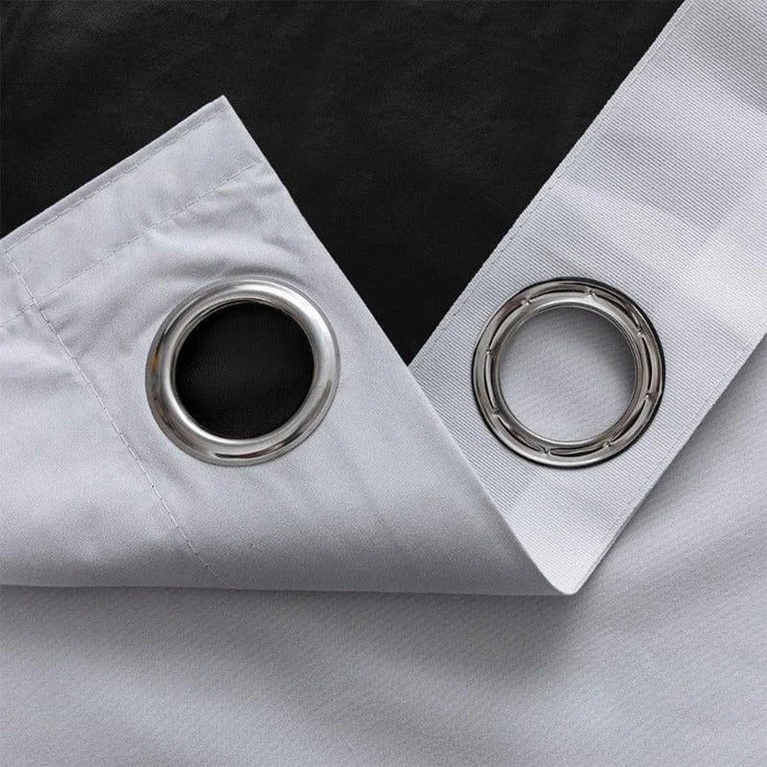 Rideau occultant moderne avec œillets métalliques, blanc et noir, idéal pour un salon élégant ou une chambre à coucher contemporaine. Optimizez votre espace avec ce design minimaliste et fonctionnel, facile à installer.