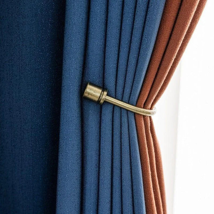 Support de rideau élégant avec un style rustique attrayant, mettant en valeur des plis soigneusement disposés pour une décoration intérieure raffinée. Les couleurs bleu et brun ajoutent une touche de sophistication et de chaleur à votre espace de vie. Accessoire décoratif idéal pour optimiser la lumière naturelle tout en conservant une ambiance cosy.