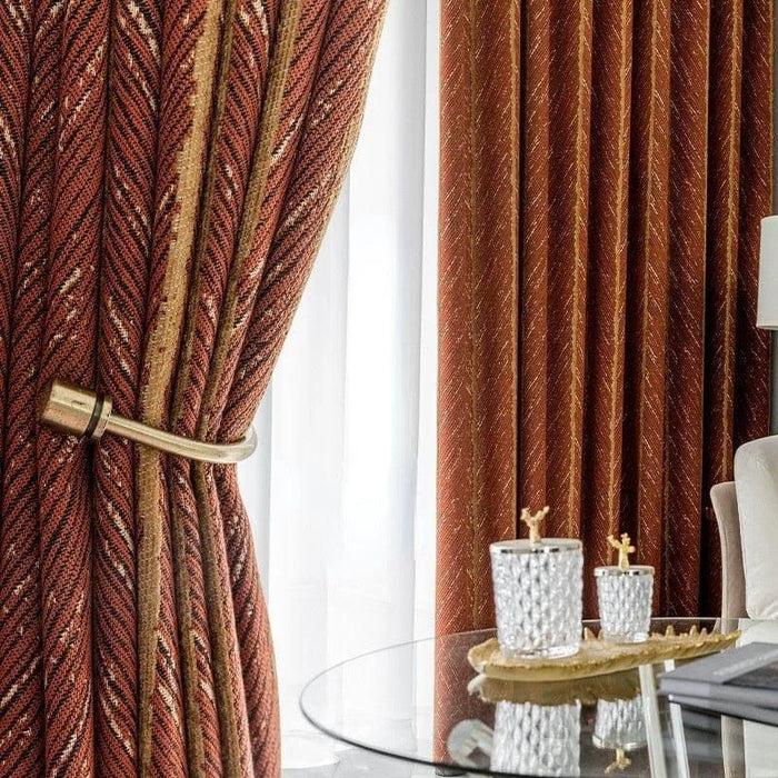 Rideaux élégants de couleur rouge brique avec motif chevron, embellissant un salon moderne. Ces rideaux ajoutent une touche de sophistication et d'élégance à votre intérieur. Accompagnés de détails dorés et d'un mobilier éclatant, ils créent une atmosphère chaleureuse et accueillante. Idéal pour ceux qui recherchent du style et du confort dans leur espace de vie.