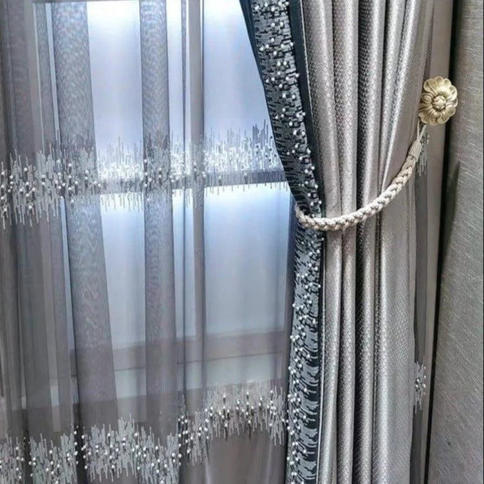 Rideau élégant avec motif sophistiqué et attache décorative, idéal pour un salon moderne. Ajoutez une touche de luxe à votre intérieur avec ce rideau raffiné au design contemporain. Parfait pour embellir vos fenêtres tout en offrant une ambiance raffinée.