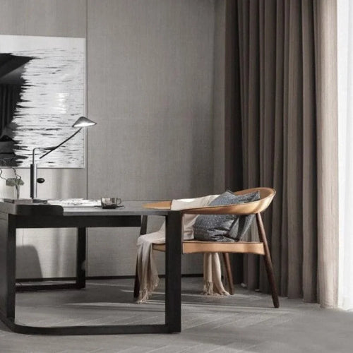 Chaise de bureau design avec accoudoirs élégants et coussins confortables, intégrée dans un intérieur moderne. Cette chaise offre un soutien ergonomique idéal pour le travail à domicile, tout en ajoutant une touche de sophistication à votre espace de travail. Parfaite pour une utilisation prolongée, elle se marie harmonieusement avec des meubles contemporains.
