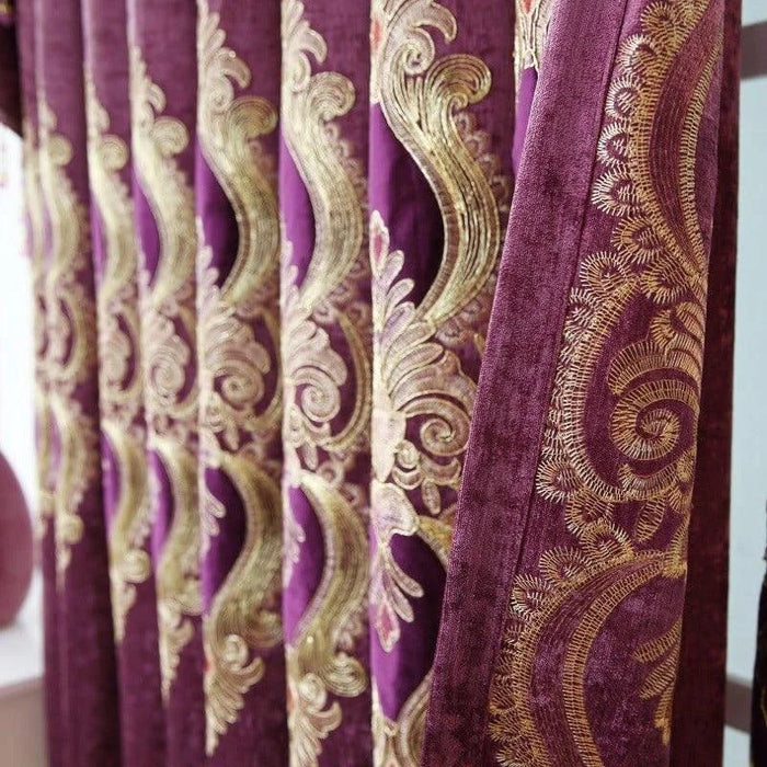 Rideaux luxueux de couleur pourpre avec motifs dorés, parfaits pour ajouter une touche élégante et raffinée à votre intérieur. Idéals pour un salon, une chambre ou un bureau, ces rideaux ornés de broderies sophistiquées apportent style et glamour à votre décoration.