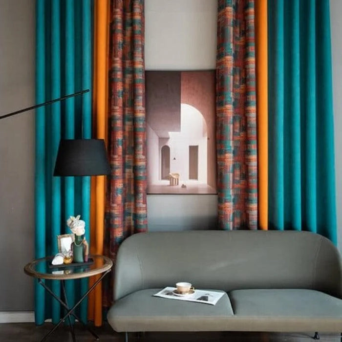 Rideaux colorés et modernes pour salon, décorés de motifs géométriques vibrants. Idéal pour ajouter une touche contemporaine et élégante à votre intérieur. Combine des teintes vives comme le turquoise et l'orange pour un design harmonieux. Accompagne un canapé gris et une table d'appoint, créant une atmosphère accueillante et stylée.