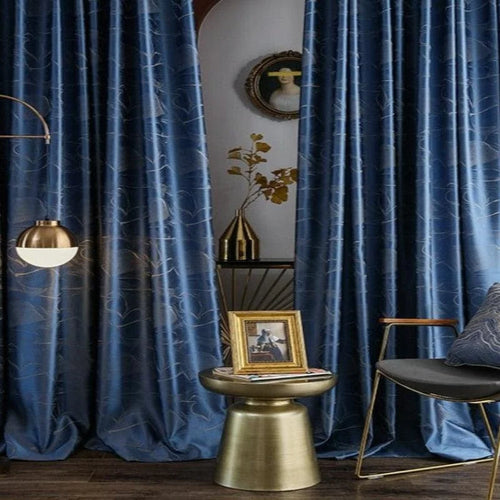 Rideaux bleus élégants avec motifs subtils, décoratifs pour salon moderne. Ambiance chaleureuse avec luminaire doré, table basse ronde assortie, et détails artistiques raffinés. Design intérieur contemporain et chic, idéal pour ajouter une touche sophistiquée à votre espace de vie.