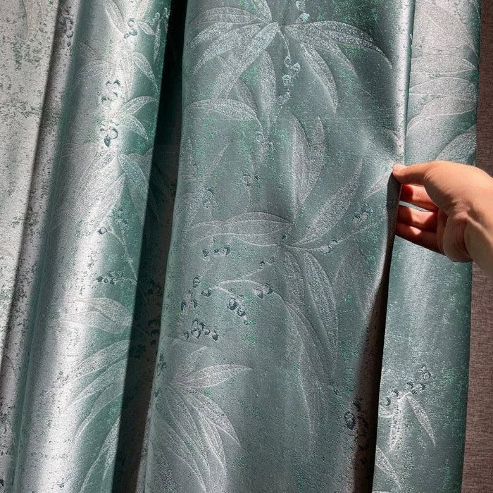 Rideau élégant avec motifs floraux en relief, parfait pour sublimer votre intérieur. Teinte bleue apaisante, idéale pour créer une ambiance sereine et raffinée. Accessoire déco incontournable pour habiller vos fenêtres avec style et sophistication. Transformez votre salon ou chambre avec ce rideau chic aux détails minutieux et design moderne.