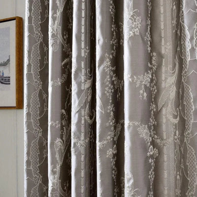 Rideaux élégants gris avec motifs floraux raffinés, idéaux pour ajouter une touche de sophistication à tout intérieur. Ces rideaux créent une ambiance chaleureuse et accueillante, parfaits pour le salon, la chambre ou la salle à manger. Leurs motifs délicats apportent un style classique et intemporel à votre décoration intérieure.