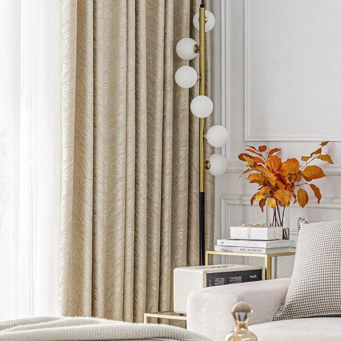 Rideaux élégants dans un salon moderne avec décoration automnale, lampadaire design et coussins confortables pour une ambiance chaleureuse et raffinée.