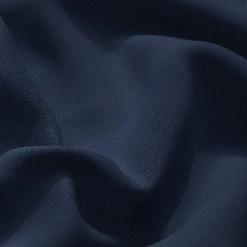 Tissu bleu marine drapé élégant, idéal pour la confection de vêtements chics et intemporels. Parfait pour des créations sur mesure ou des tenues sophistiquées.