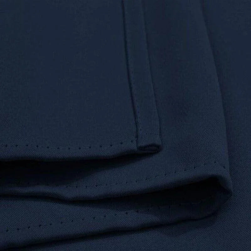 Image d'un tissu bleu marine plié, idéal pour les créations vestimentaires élégantes. Découvrez le style et la sophistication que ce tissu peut apporter à votre garde-robe. Parfait pour la confection de costumes, vestes ou pantalons. Le bleu foncé est un choix intemporel qui s'adapte à toutes les occasions.