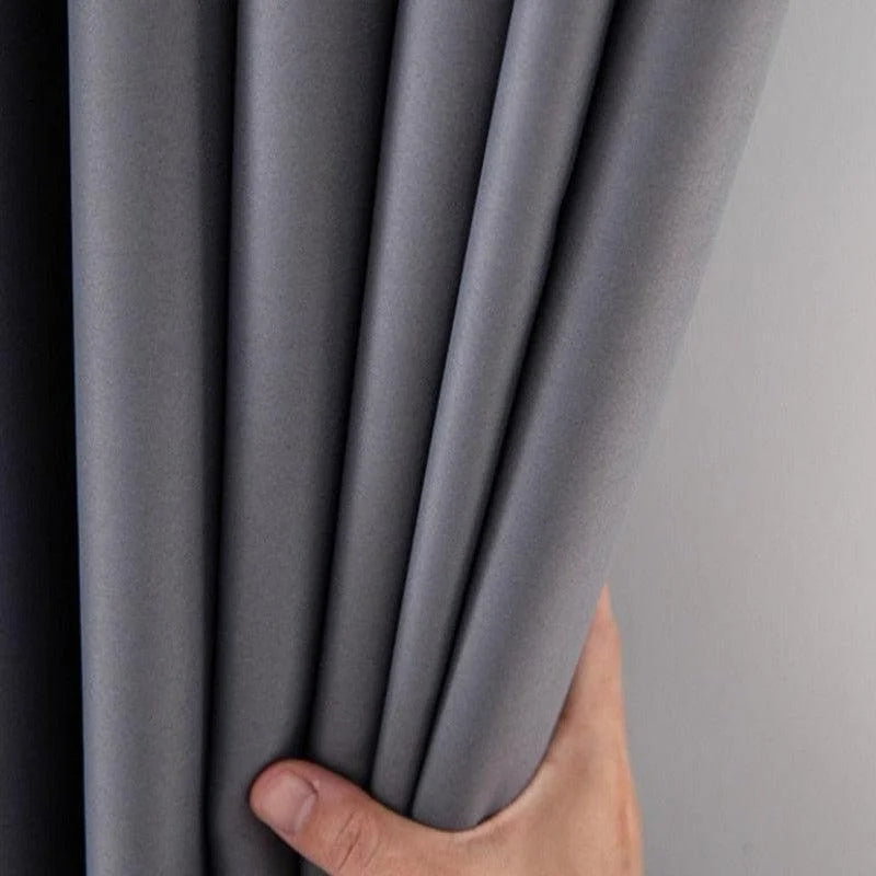Rideau gris élégant pour intérieur moderne, offrant une ambiance chaleureuse et raffinée, idéal pour salon ou chambre.
