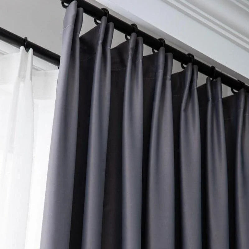 Rideaux élégants de couleur gris foncé avec plis, parfaits pour une ambiance contemporaine et sophistiquée. Offrent une excellente couverture pour la fenêtre tout en ajoutant une touche de style moderne à votre intérieur. Conviennent à tous types de tringles et faciles à installer pour transformer votre espace de vie.
