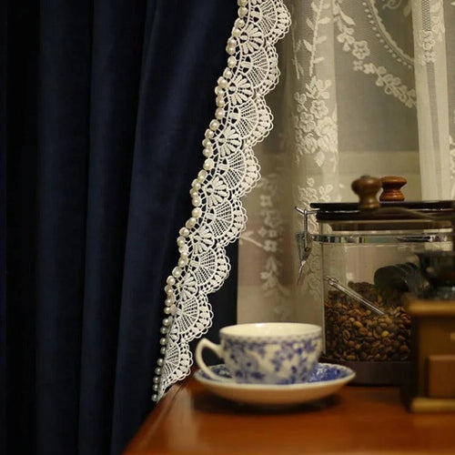Rideaux élégants avec bordure perlée et dentelle pour un style raffiné dans le salon. Tasse à motifs floraux et pot à café décoratif pour une ambiance chaleureuse. Idéal pour décorer votre intérieur avec sophistication et charme.