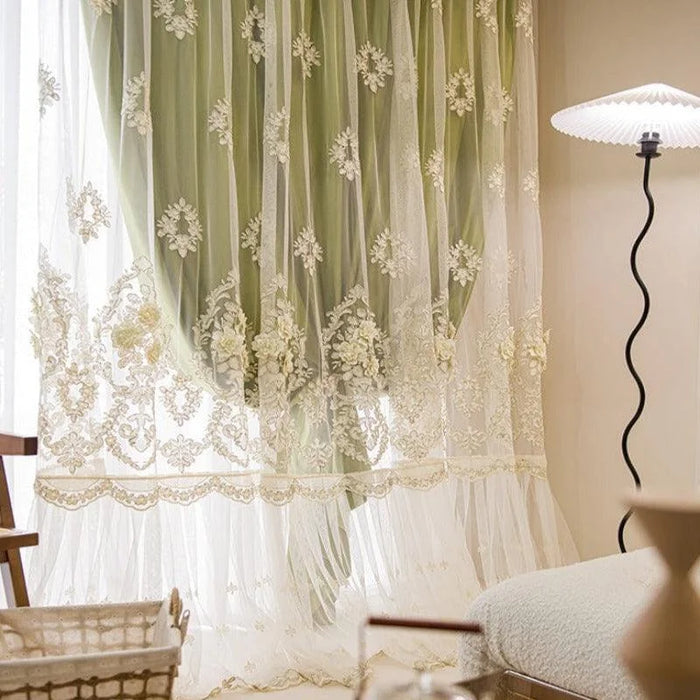 Rideaux élégants avec motifs floraux brodés, ajoutant une touche de sophistication à votre intérieur. Parfait pour illuminer et embellir n'importe quelle pièce avec leur design raffiné et leur style chic. Décoration intérieure harmonieuse, idéale pour un salon moderne ou une chambre cosy.