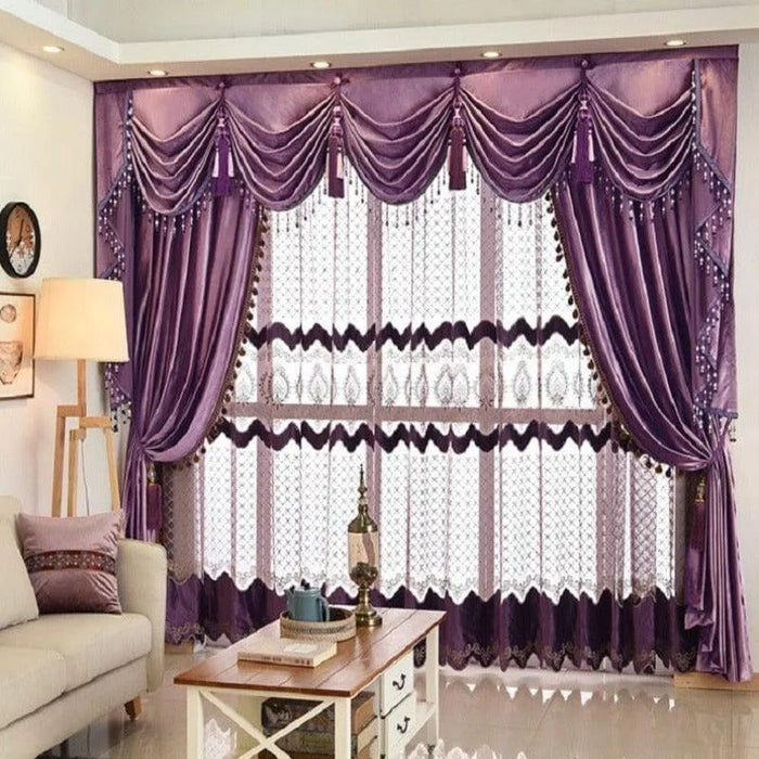 Rideaux élégants de couleur violette ornant un salon moderne. Décoration raffinée avec drapés stylés et embrasses décoratives, apportant une touche luxueuse et chaleureuse à votre intérieur. Accessoire idéal pour sublimer une grande fenêtre et créer une ambiance accueillante et sophistiquée. Parfait pour une décoration sophistiquée et tendance.