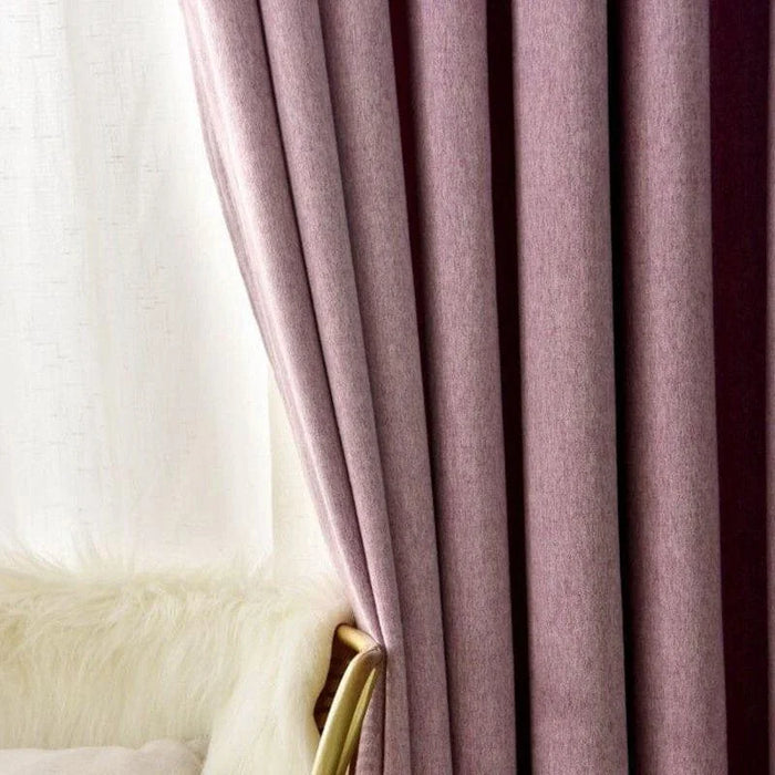 Rideaux occultants violets élégants pour salon, créant une ambiance chic et moderne. Solution parfaite pour contrôler la lumière naturelle tout en ajoutant une touche de couleur à votre décoration intérieure. Convient aux fenêtres de tailles variées.