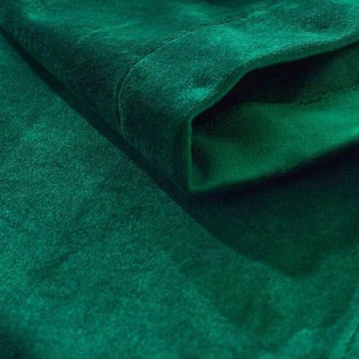 Image d'un tissu vert élégant et raffiné, parfait pour des projets de décoration intérieure, couture ou la création de vêtements uniques. Ce tissu offre une couleur vive qui illumine n'importe quelle pièce ou tenue.