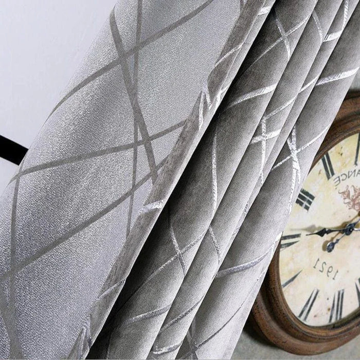 Rideau gris moderne avec motifs géométriques pour salon élégant, style contemporain pour décoration intérieure, accessoire fonctionnel et esthétique.