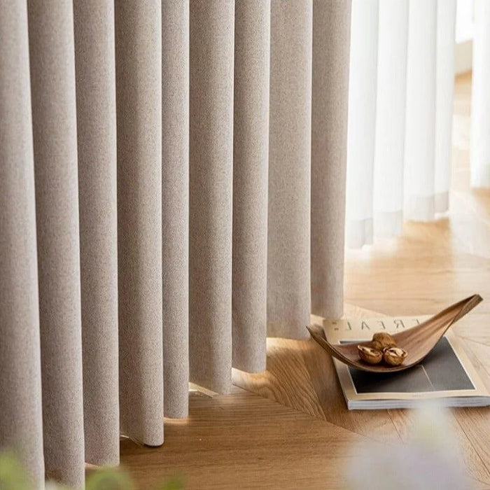 Rideaux élégants pour intérieur moderne, offrant une ambiance apaisante et chaleureuse. Style épuré et chic, idéal pour décorer votre salon ou votre chambre. Créez une atmosphère intime avec ces rideaux contemporains qui s'adaptent parfaitement à tout espace de vie.