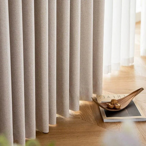 Rideaux élégants pour intérieur moderne, offrant une ambiance apaisante et chaleureuse. Style épuré et chic, idéal pour décorer votre salon ou votre chambre. Créez une atmosphère intime avec ces rideaux contemporains qui s'adaptent parfaitement à tout espace de vie.